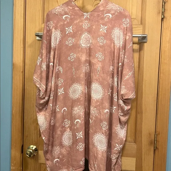 Lotus and Luna Bohemian Pink Kimono with White Patterns - Picture 5 of 6